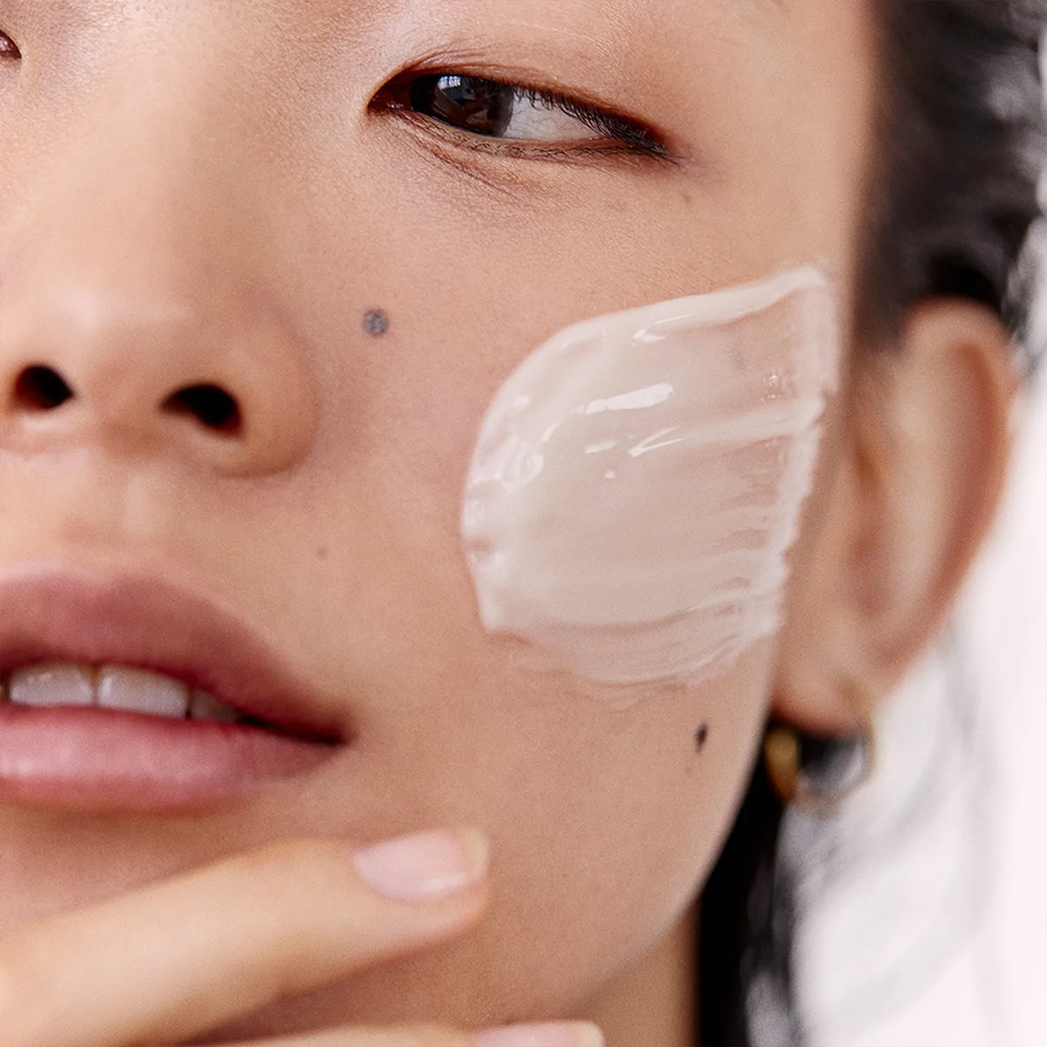 rose sleeping mask - gül ve hyaluronik asit i̇çeren nemlendirici gece maskesi